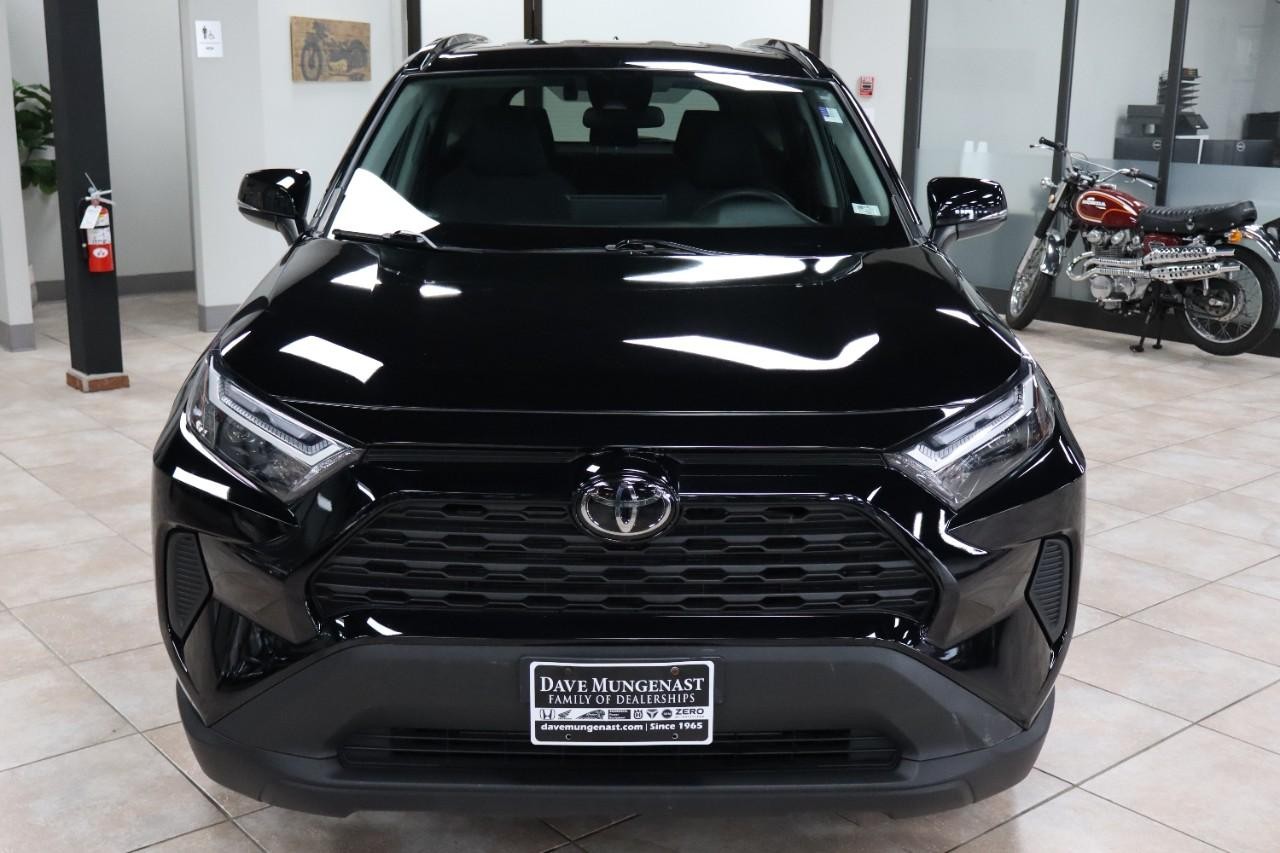 Toyota RAV4 Vehicle Full-screen Gallery Image 8