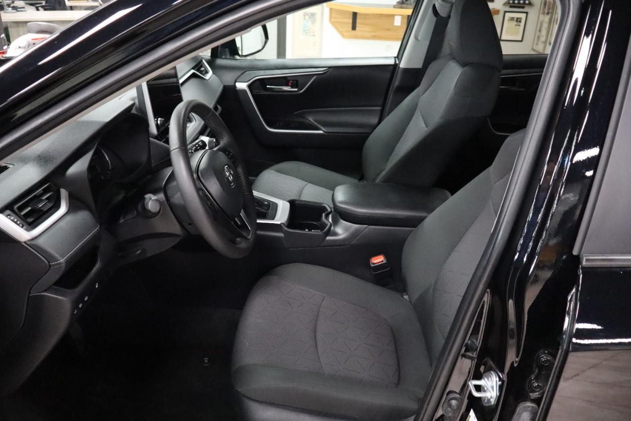 Toyota RAV4 Vehicle Full-screen Gallery Image 9