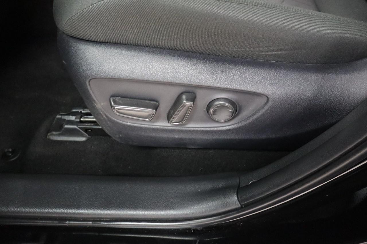 Toyota RAV4 Vehicle Full-screen Gallery Image 10