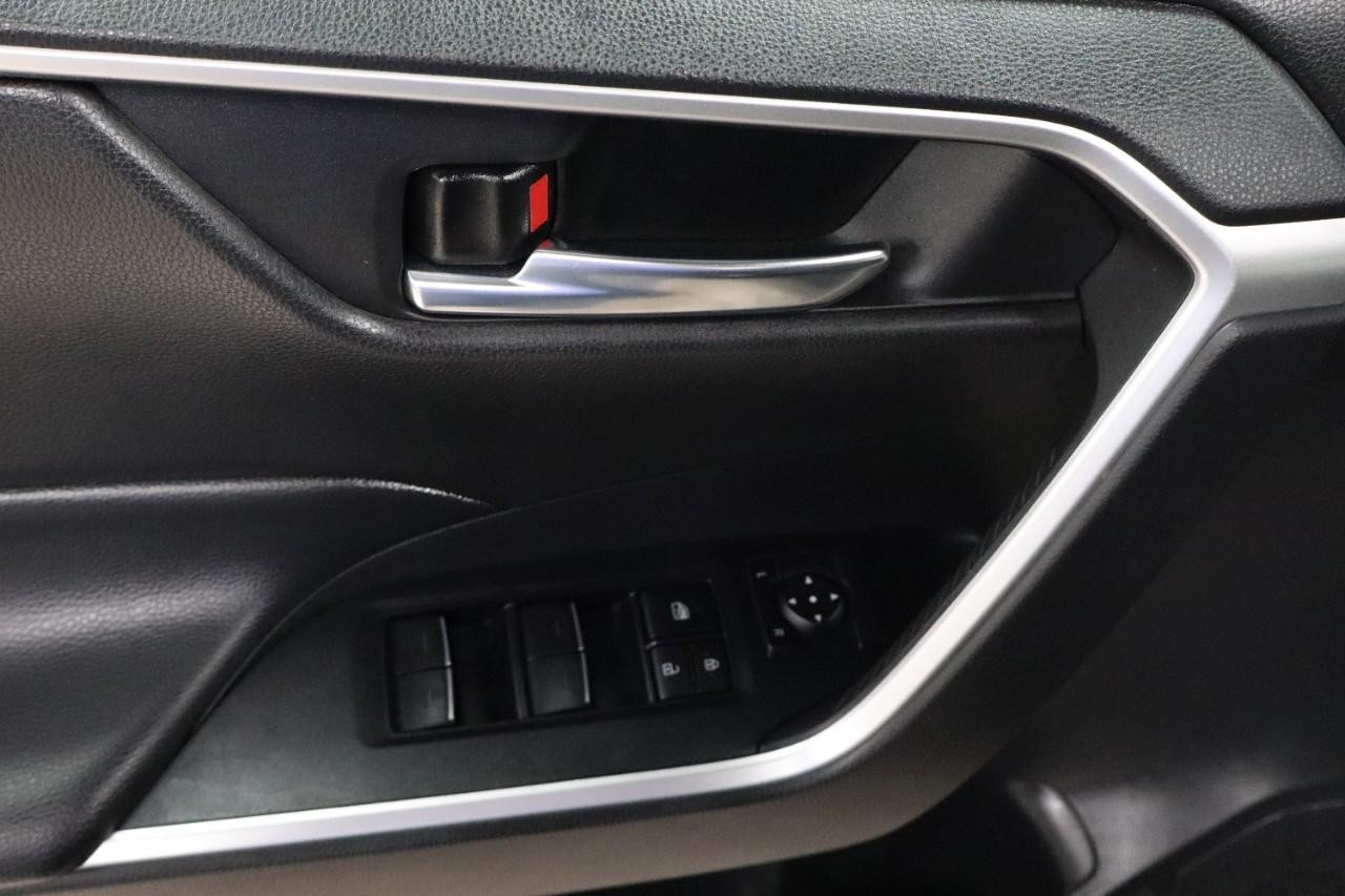 Toyota RAV4 Vehicle Full-screen Gallery Image 11