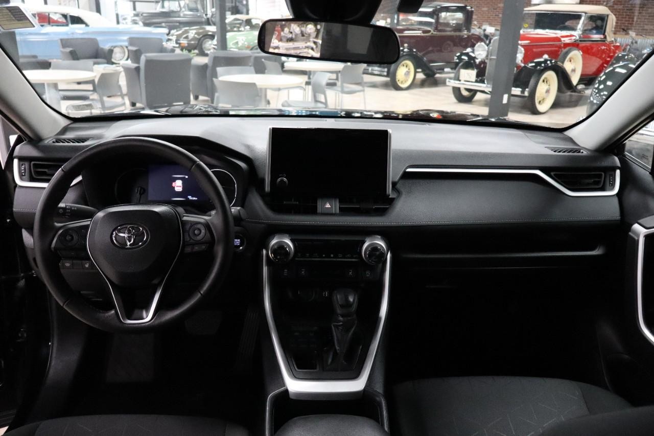 Toyota RAV4 Vehicle Full-screen Gallery Image 12