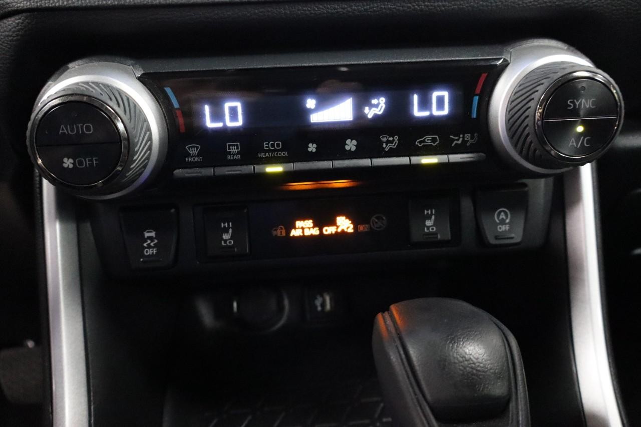 Toyota RAV4 Vehicle Full-screen Gallery Image 15