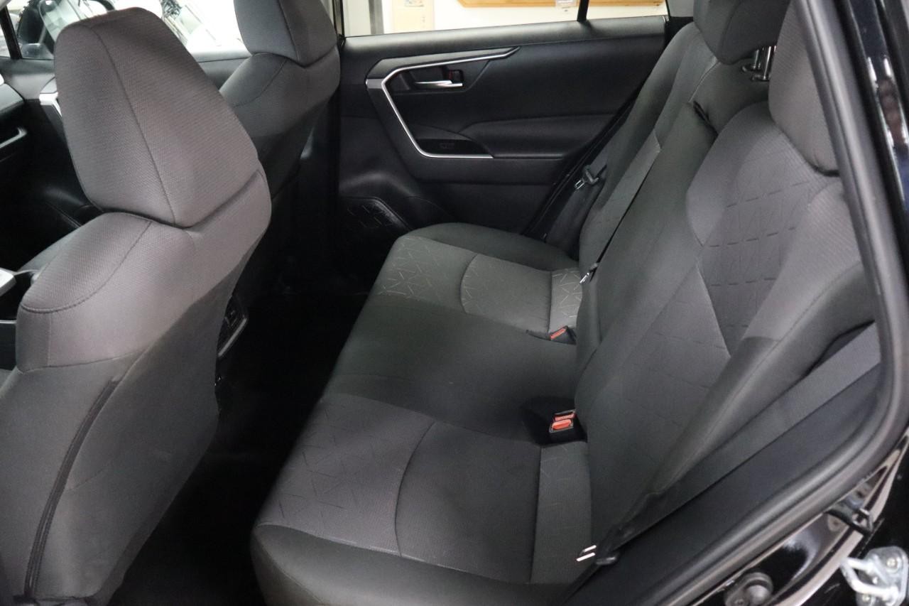 Toyota RAV4 Vehicle Full-screen Gallery Image 16