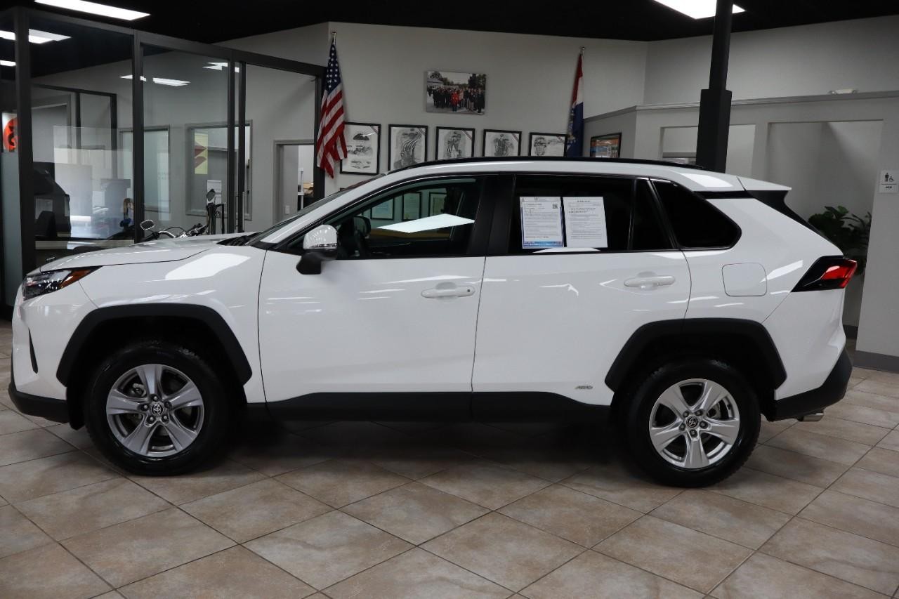 Toyota RAV4 Hybrid Vehicle Full-screen Gallery Image 3