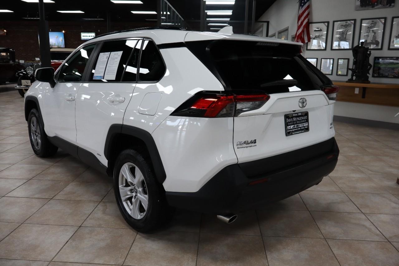 Toyota RAV4 Hybrid Vehicle Full-screen Gallery Image 4