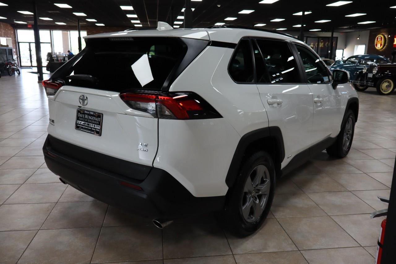 Toyota RAV4 Hybrid Vehicle Full-screen Gallery Image 6