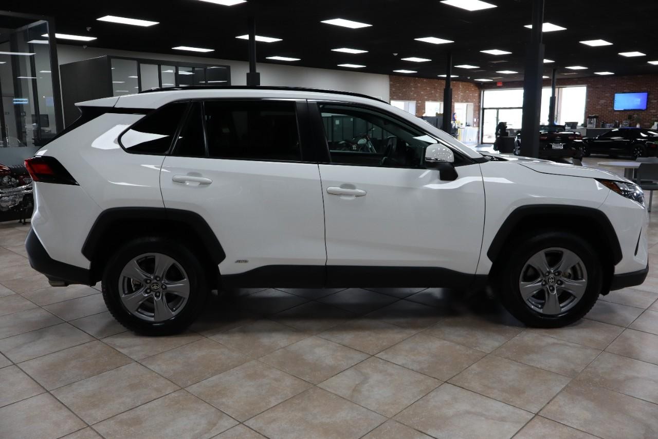 Toyota RAV4 Hybrid Vehicle Full-screen Gallery Image 7