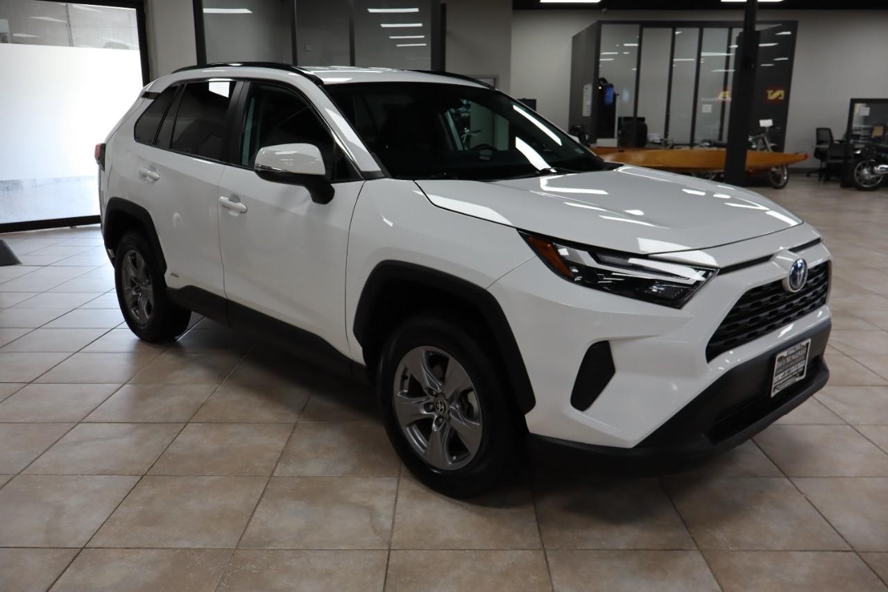 Toyota RAV4 Hybrid Vehicle Full-screen Gallery Image 8