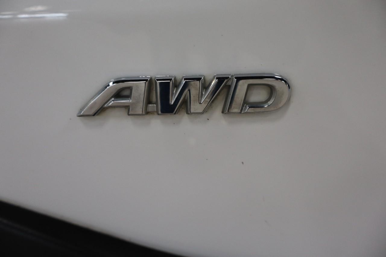 Toyota RAV4 Hybrid Vehicle Full-screen Gallery Image 9