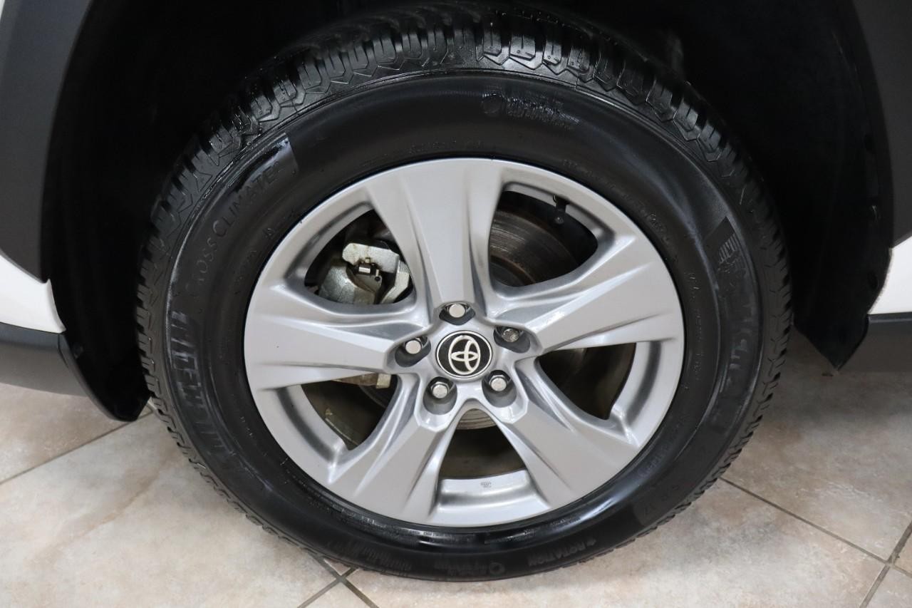 Toyota RAV4 Hybrid Vehicle Full-screen Gallery Image 10