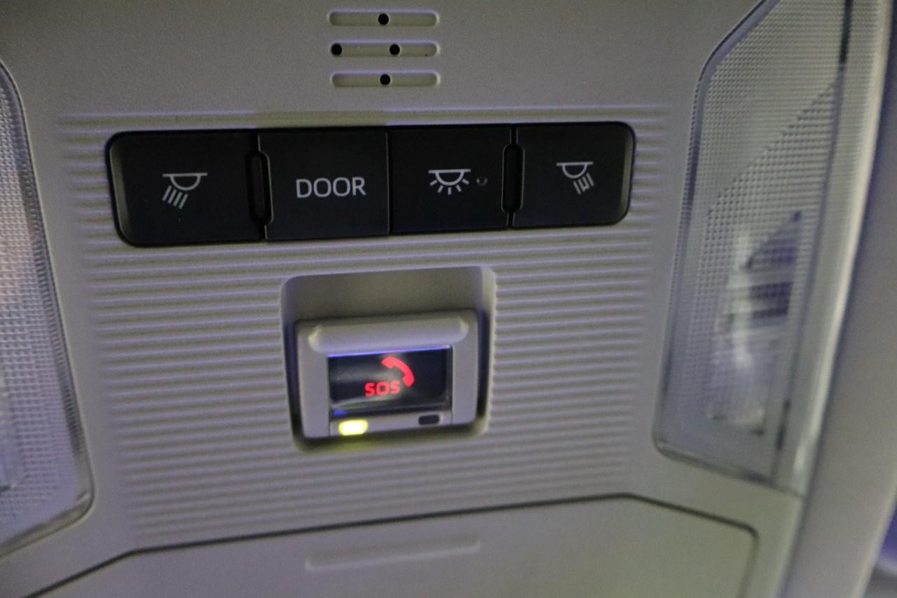 Toyota RAV4 Hybrid Vehicle Full-screen Gallery Image 14