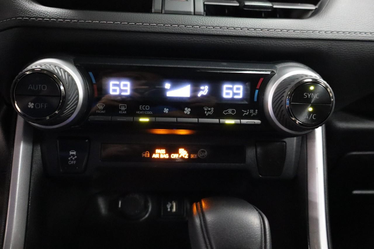 Toyota RAV4 Hybrid Vehicle Full-screen Gallery Image 16