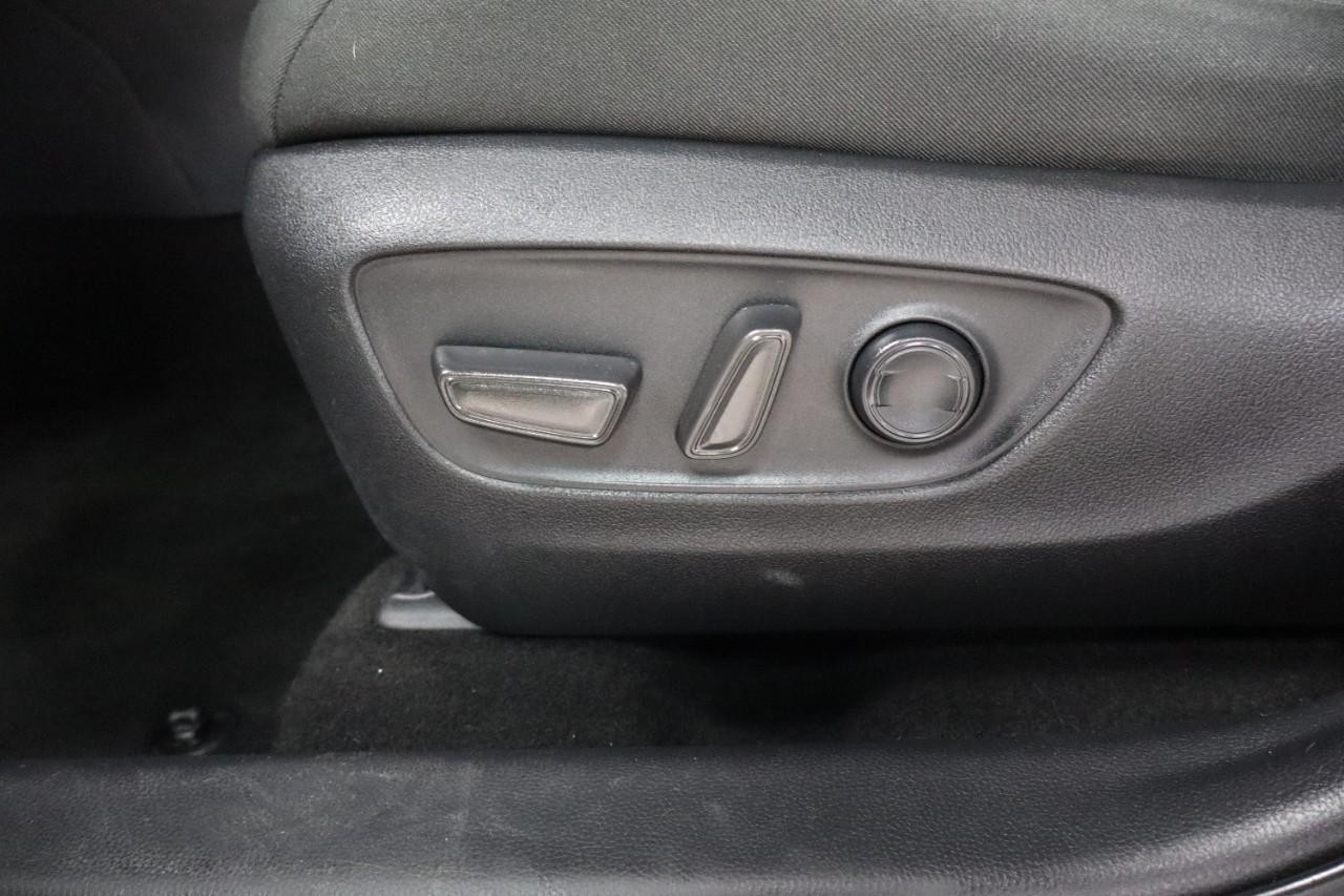 Toyota RAV4 Hybrid Vehicle Full-screen Gallery Image 19