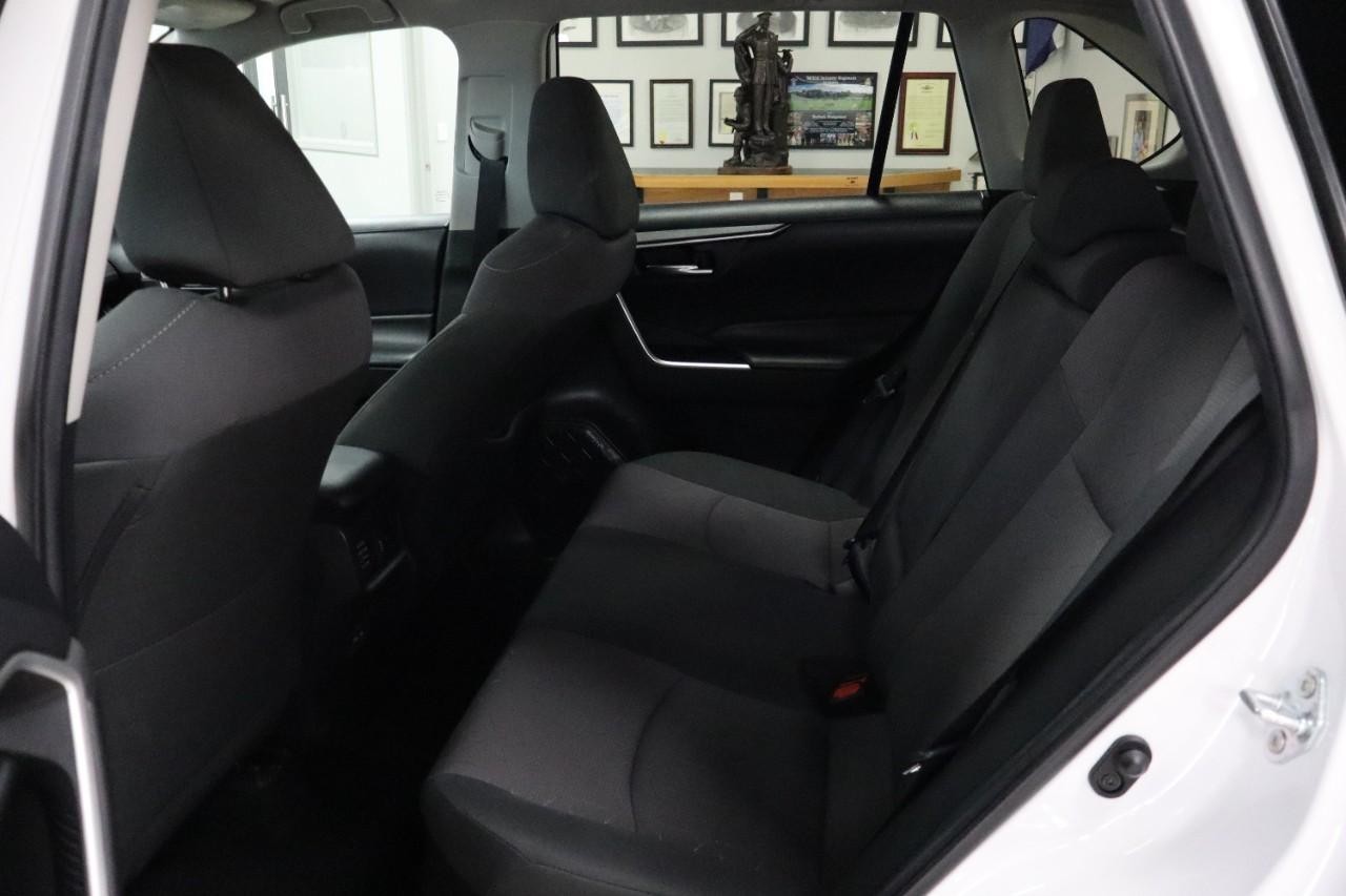 Toyota RAV4 Hybrid Vehicle Full-screen Gallery Image 20