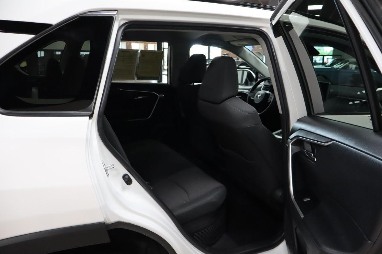 Toyota RAV4 Hybrid Vehicle Full-screen Gallery Image 22