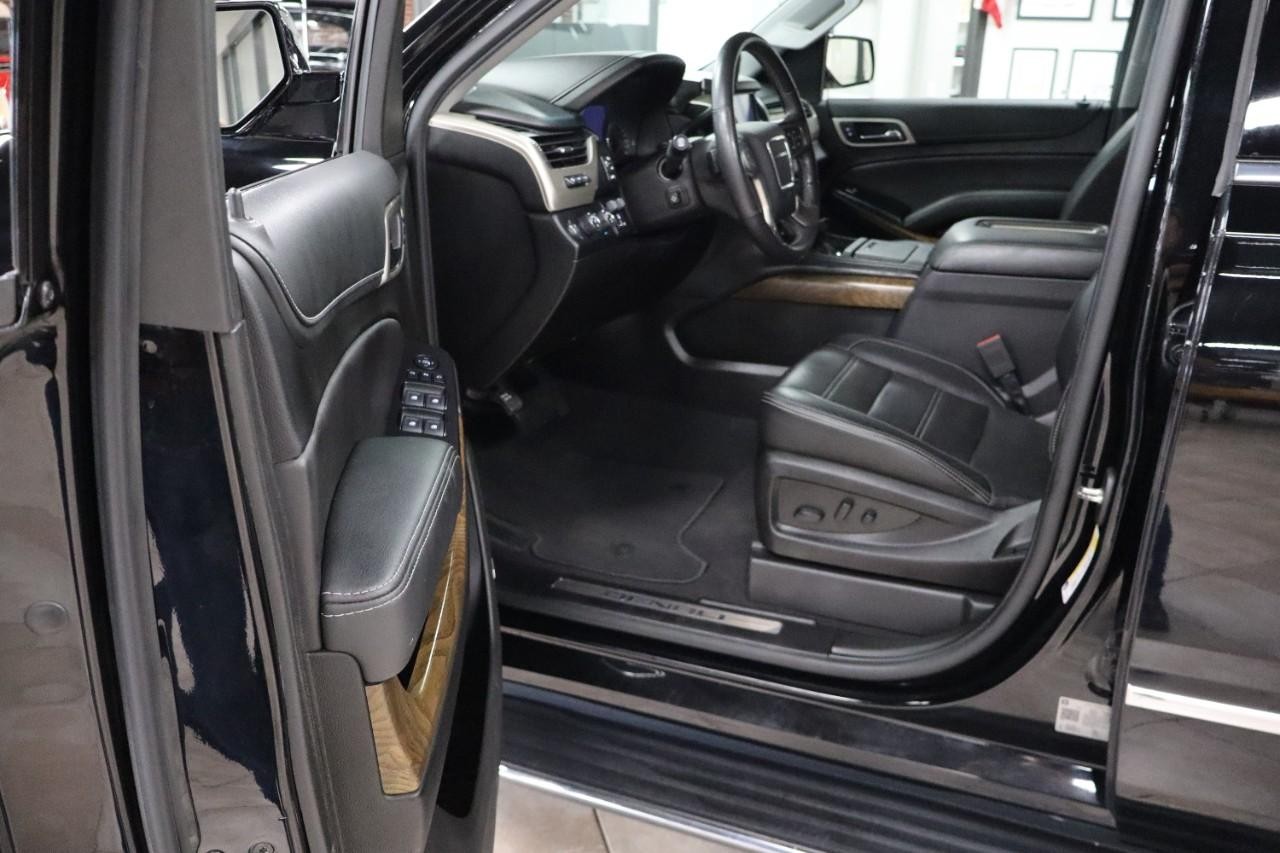 GMC Yukon Vehicle Full-screen Gallery Image 11