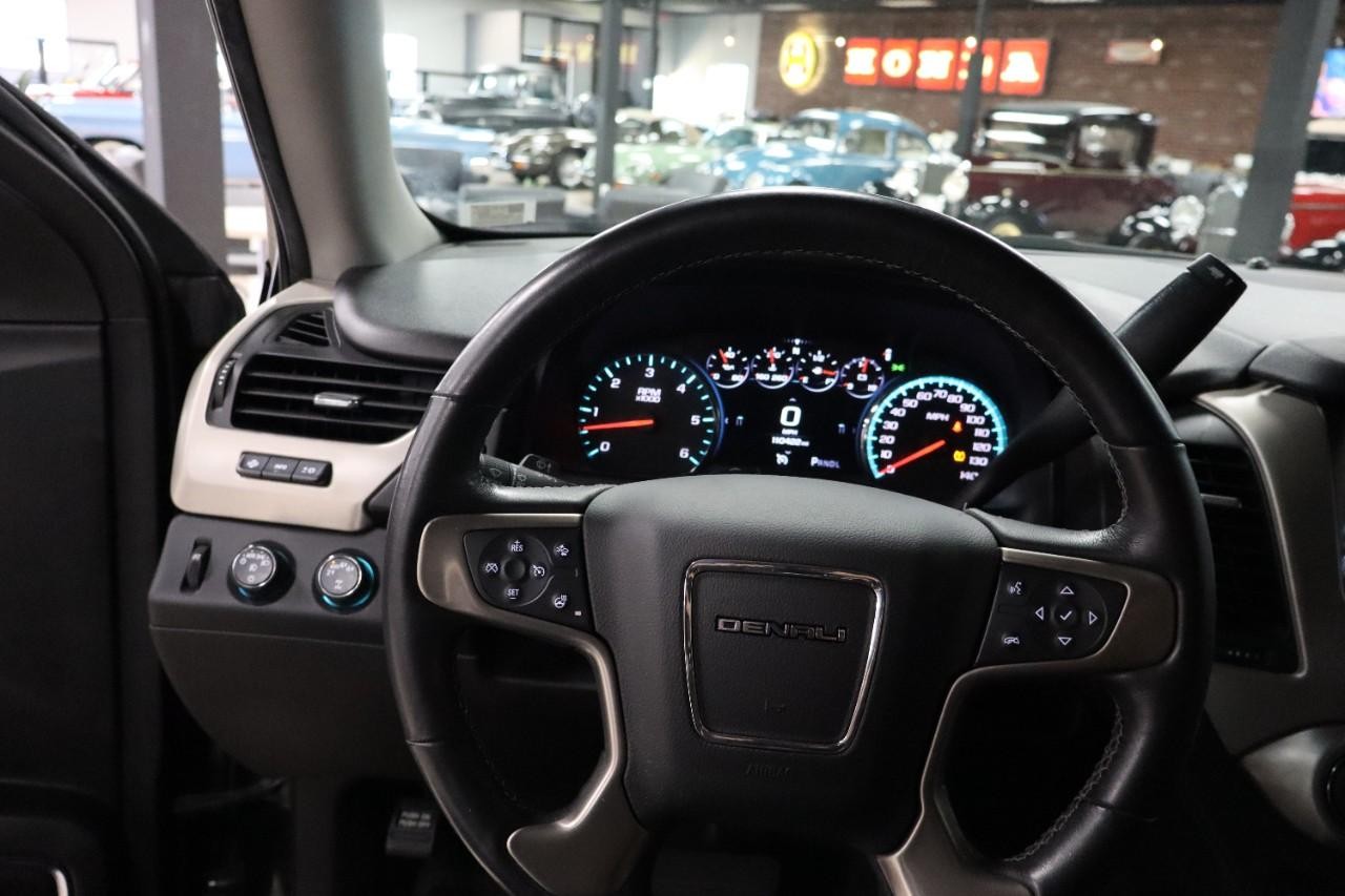 GMC Yukon Vehicle Full-screen Gallery Image 13