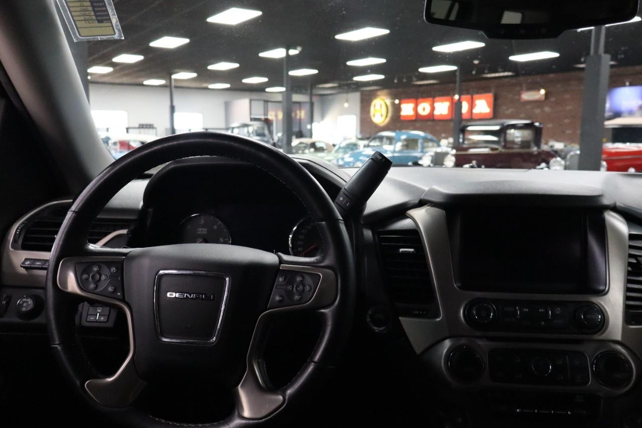 GMC Yukon Vehicle Full-screen Gallery Image 14