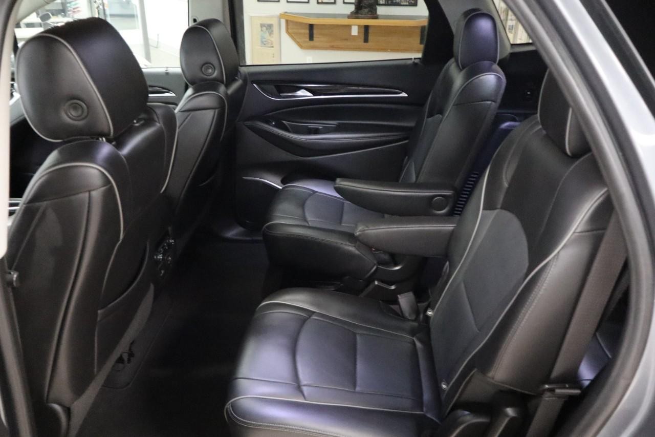 Buick Enclave Vehicle Full-screen Gallery Image 16