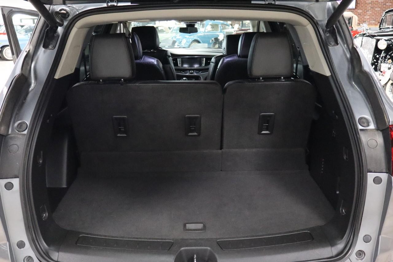 Buick Enclave Vehicle Full-screen Gallery Image 19