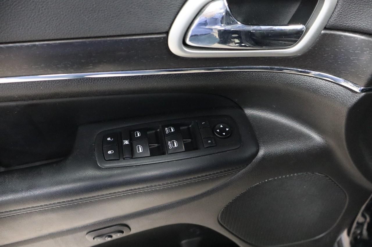 Jeep Grand Cherokee Vehicle Full-screen Gallery Image 11