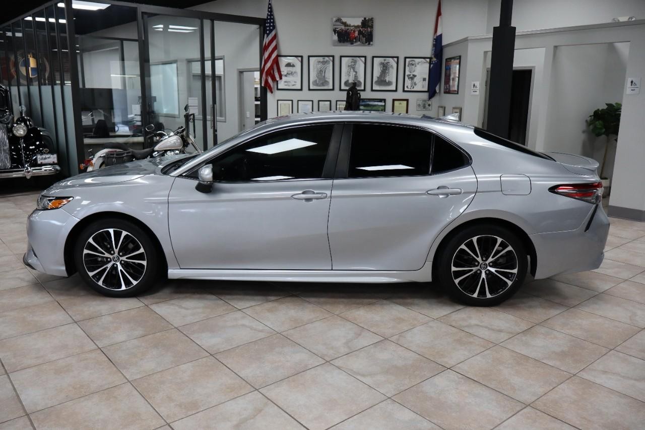 Toyota Camry Vehicle Full-screen Gallery Image 2