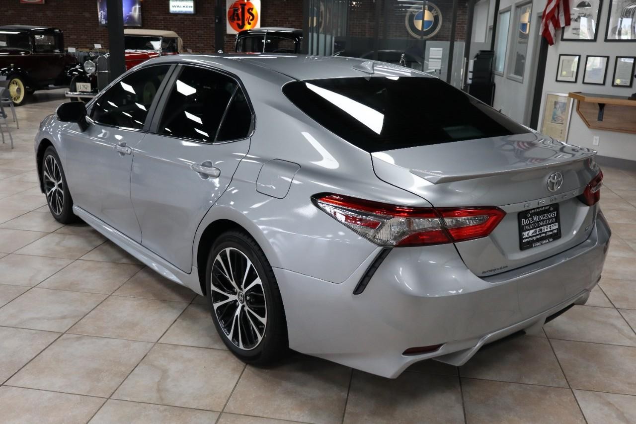 Toyota Camry Vehicle Full-screen Gallery Image 3