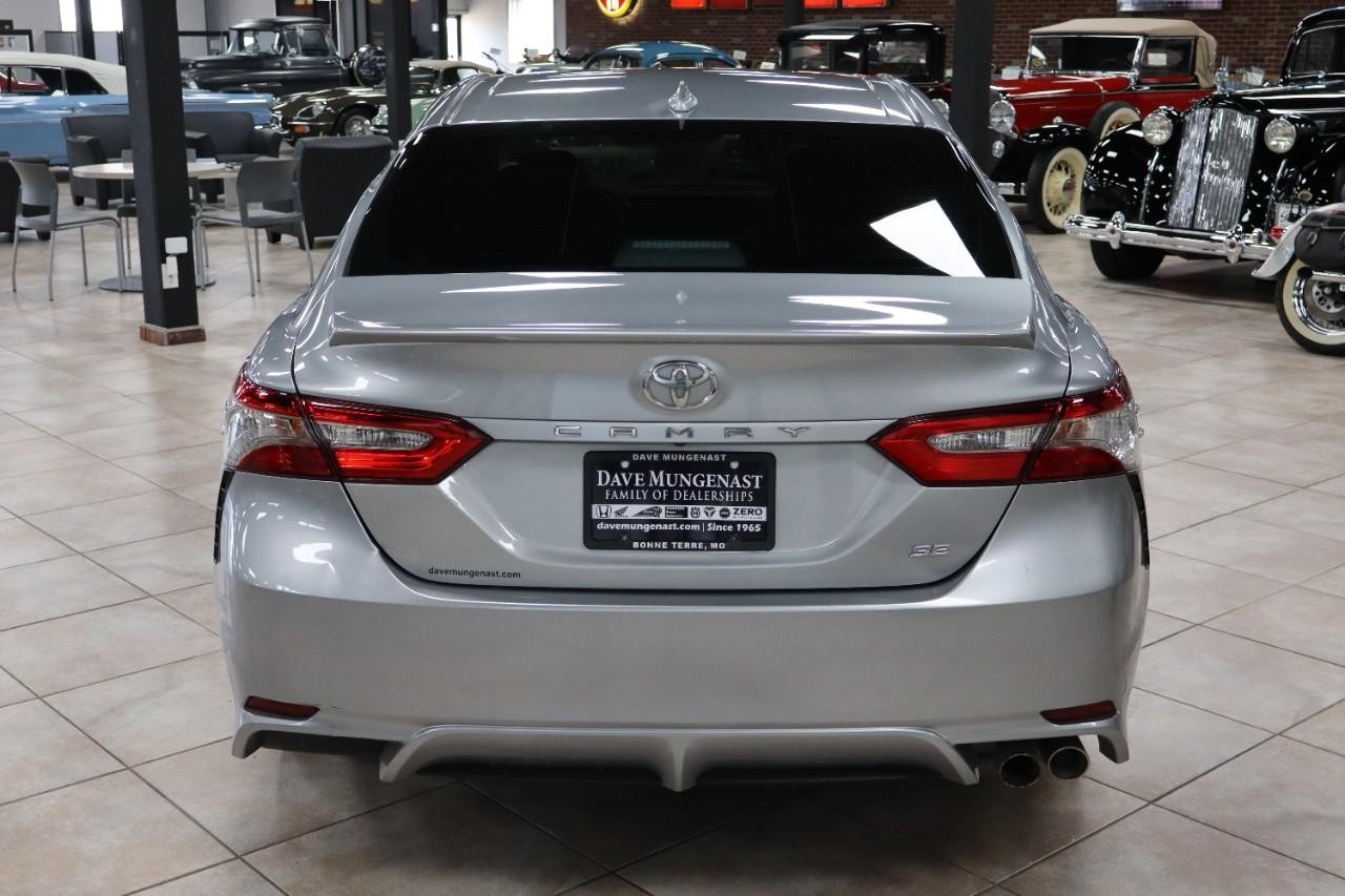 Toyota Camry Vehicle Full-screen Gallery Image 4