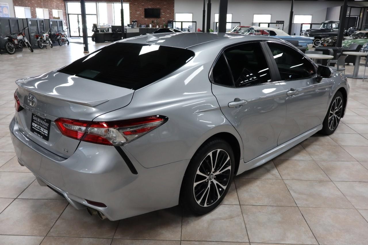 Toyota Camry Vehicle Full-screen Gallery Image 5