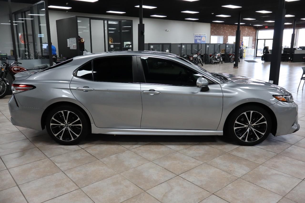 Toyota Camry Vehicle Full-screen Gallery Image 6