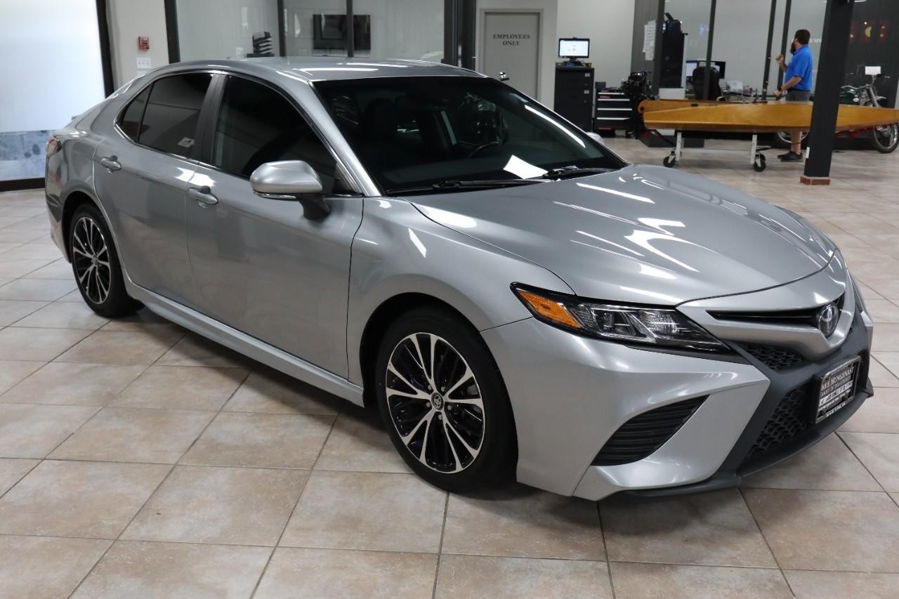 Toyota Camry Vehicle Full-screen Gallery Image 7