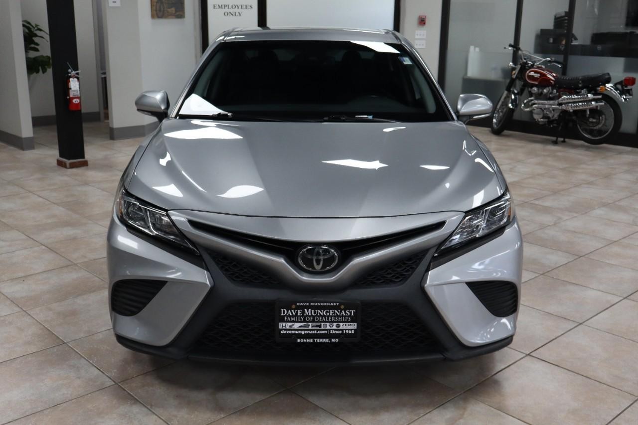 Toyota Camry Vehicle Full-screen Gallery Image 8