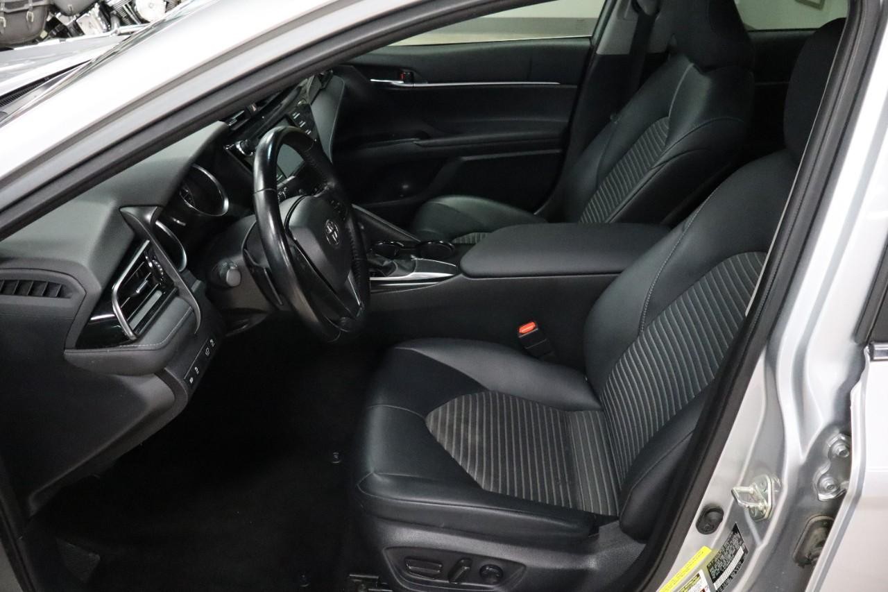 Toyota Camry Vehicle Full-screen Gallery Image 9