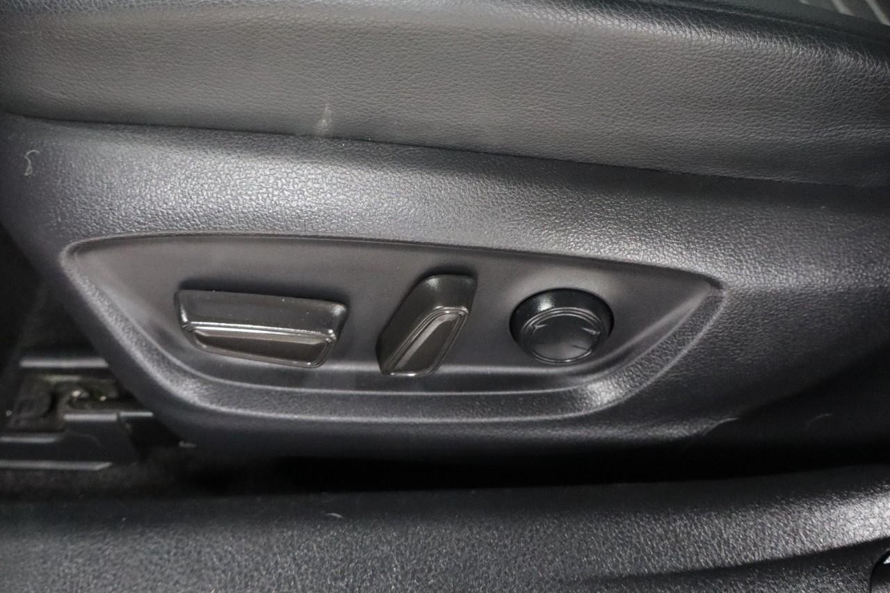 Toyota Camry Vehicle Full-screen Gallery Image 10