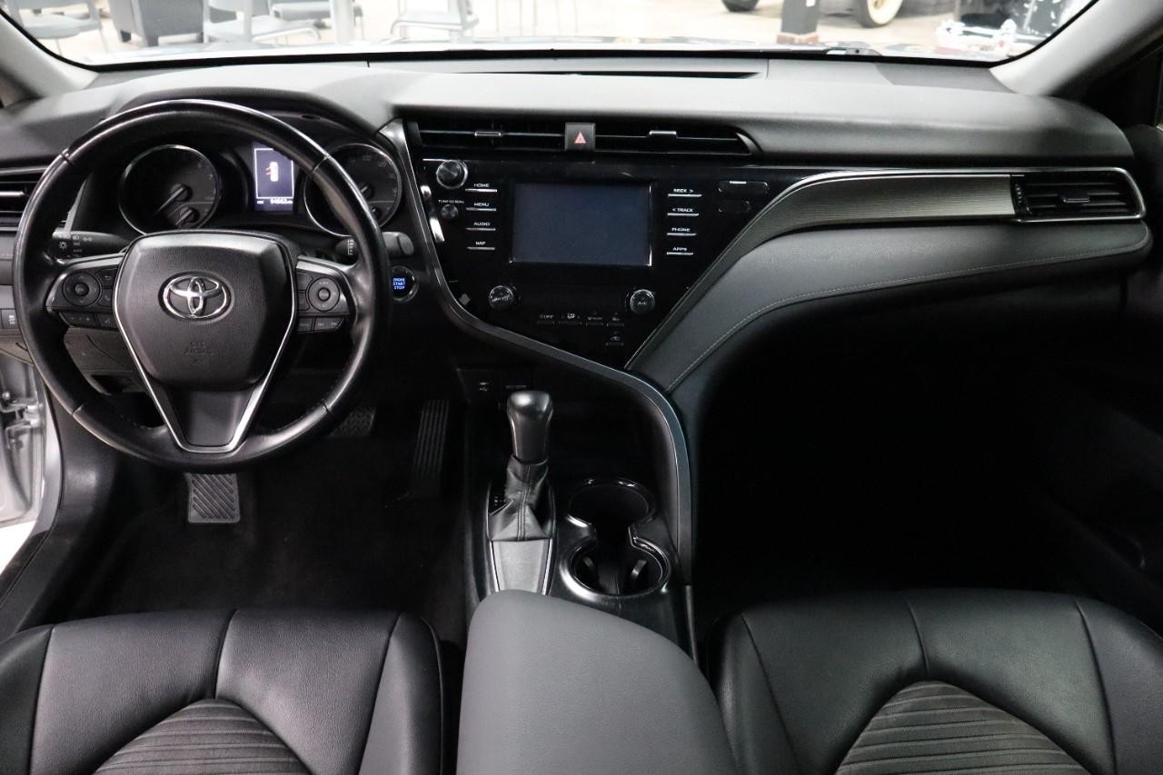 Toyota Camry Vehicle Full-screen Gallery Image 12