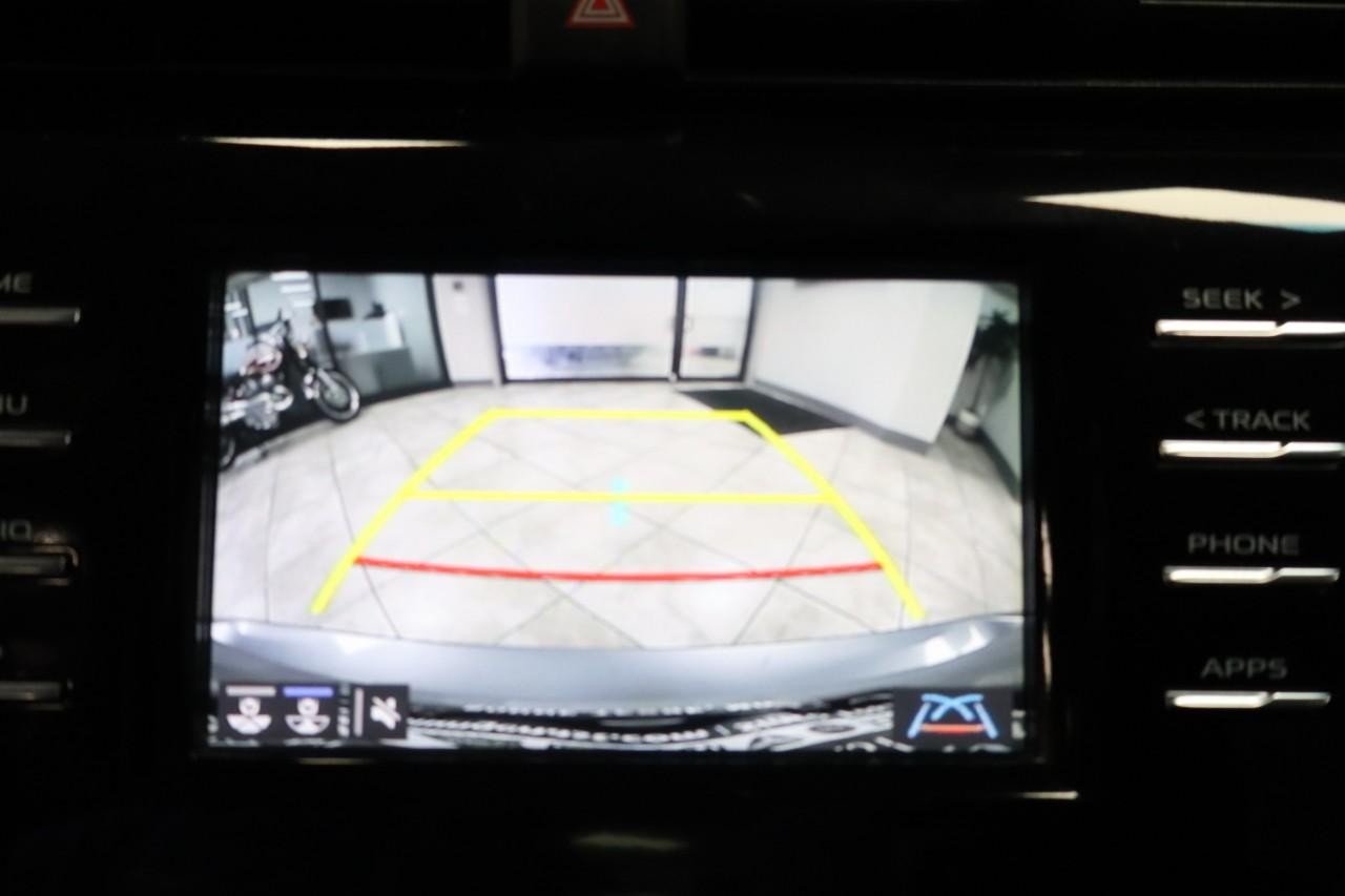 Toyota Camry Vehicle Full-screen Gallery Image 14