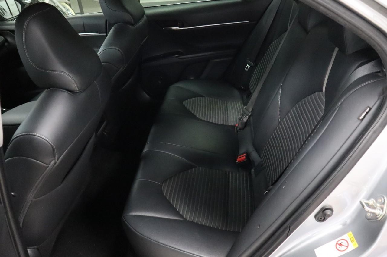 Toyota Camry Vehicle Full-screen Gallery Image 16