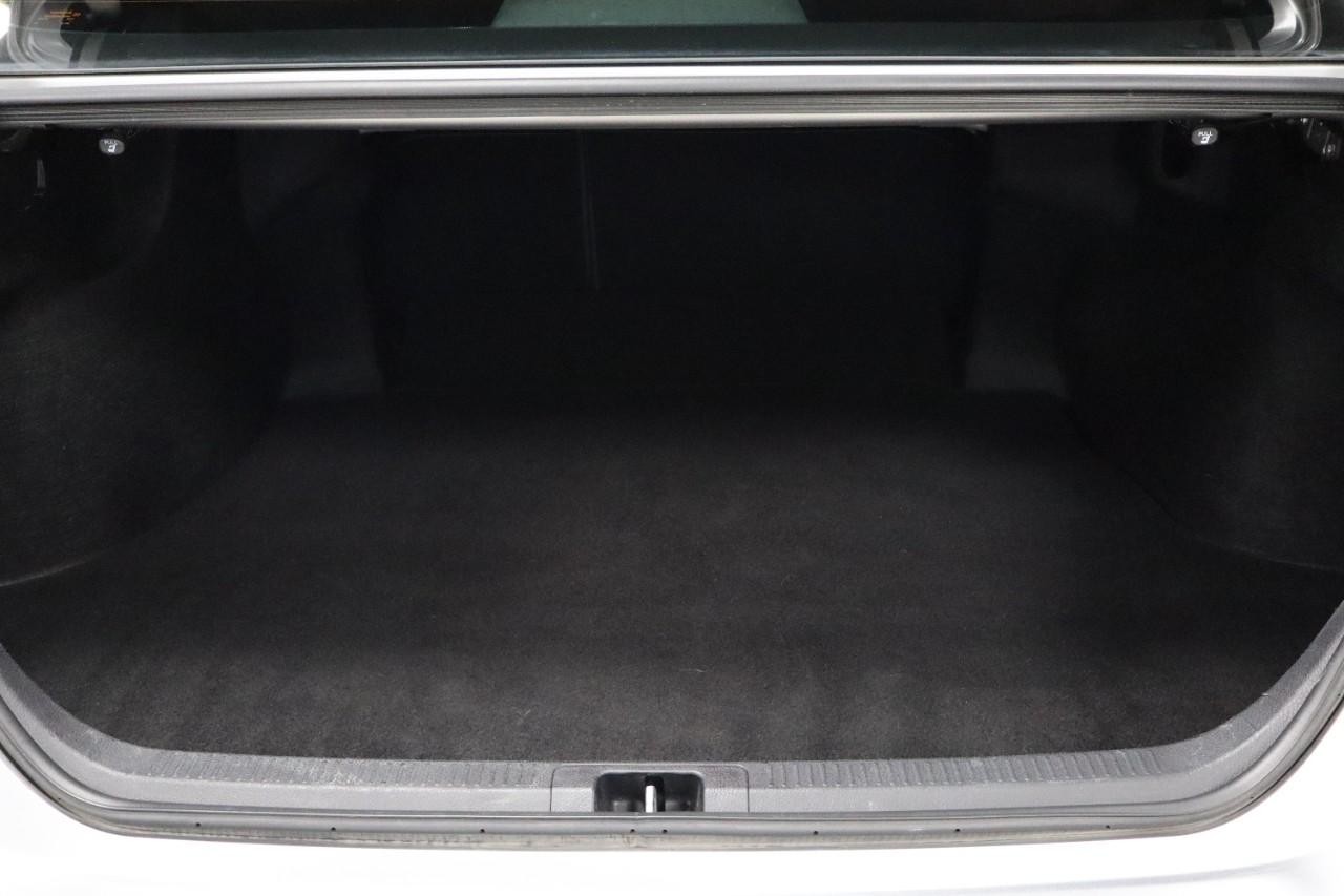 Toyota Camry Vehicle Full-screen Gallery Image 17
