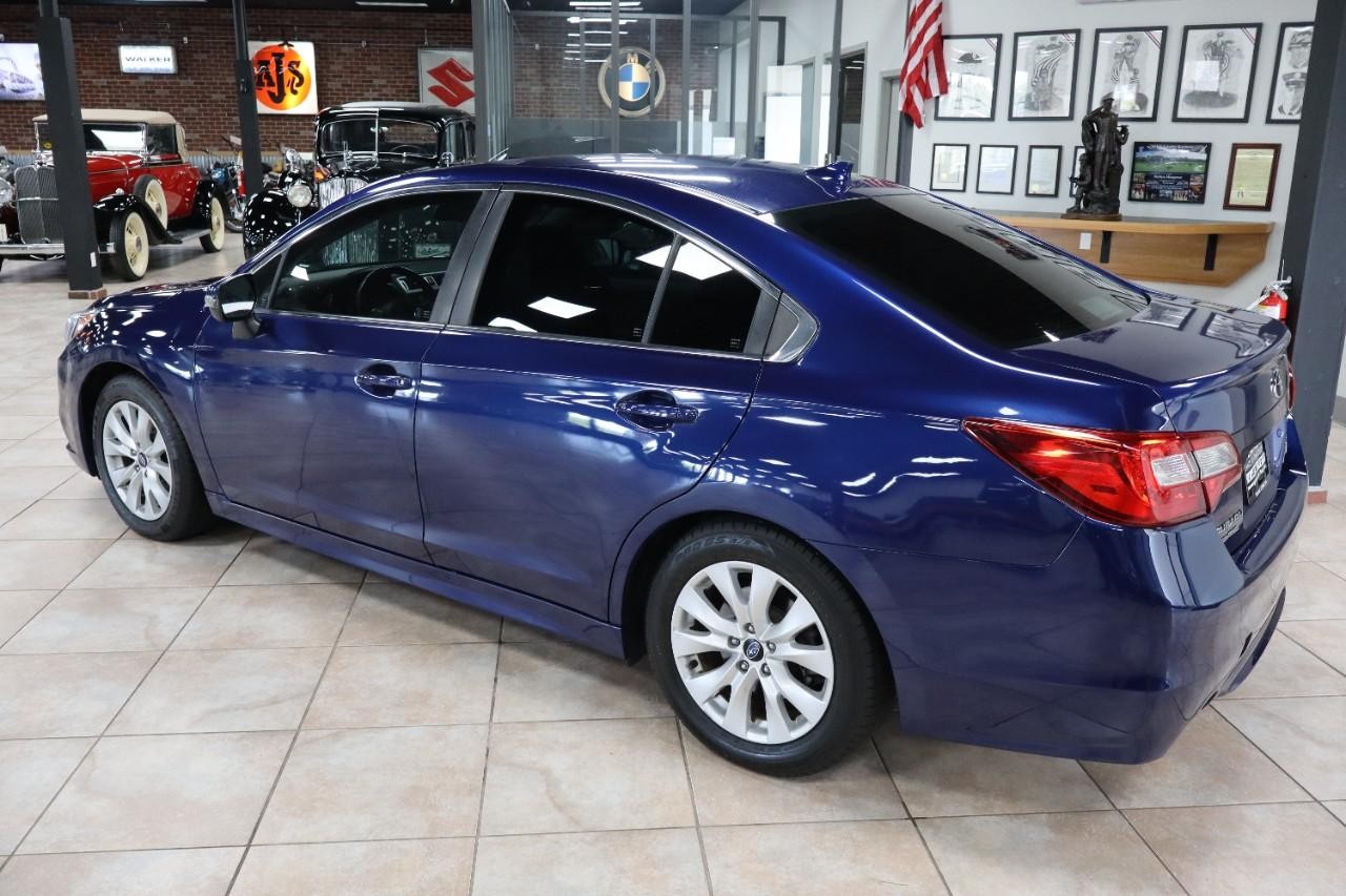 Subaru Legacy Vehicle Full-screen Gallery Image 3