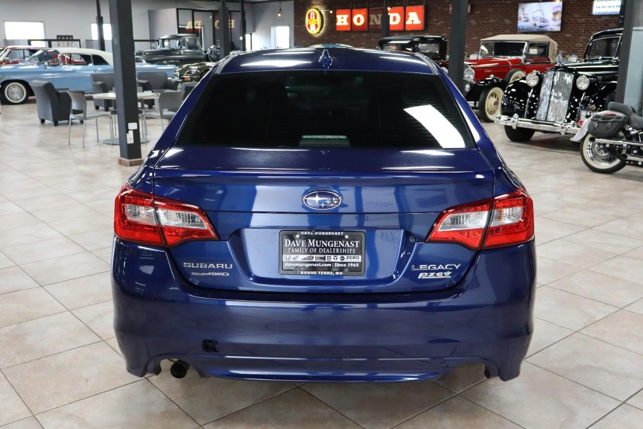 Subaru Legacy Vehicle Full-screen Gallery Image 4