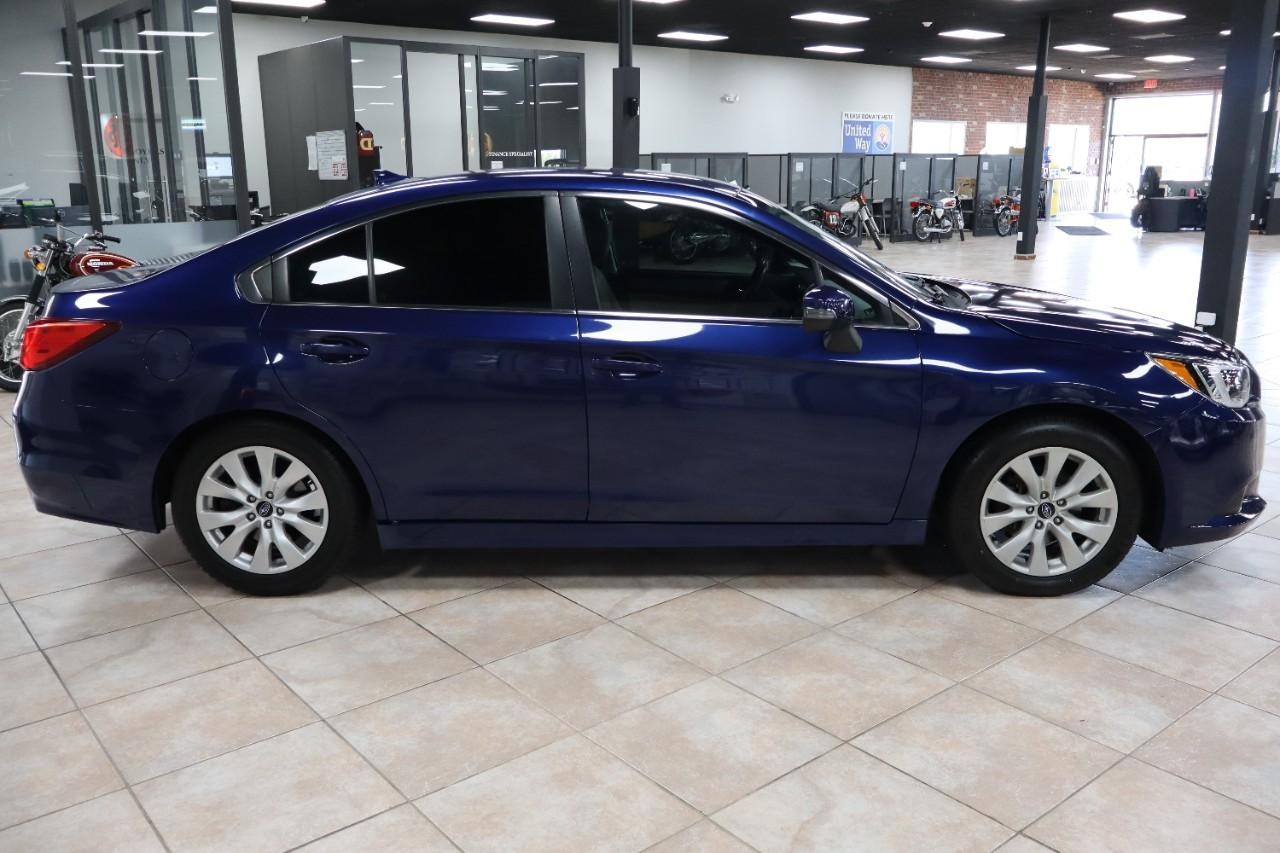 Subaru Legacy Vehicle Full-screen Gallery Image 6