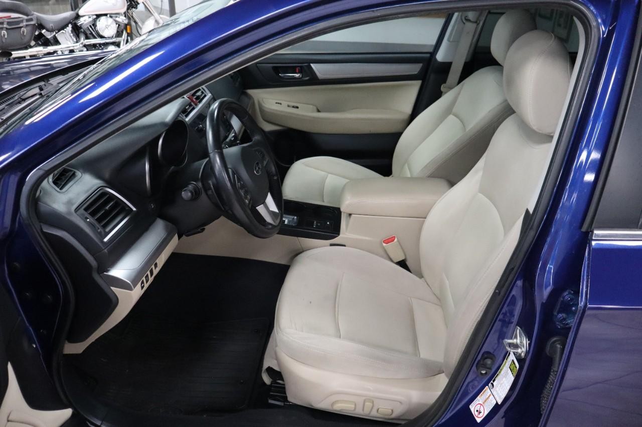 Subaru Legacy Vehicle Full-screen Gallery Image 9