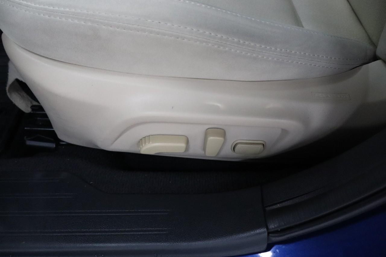 Subaru Legacy Vehicle Full-screen Gallery Image 10