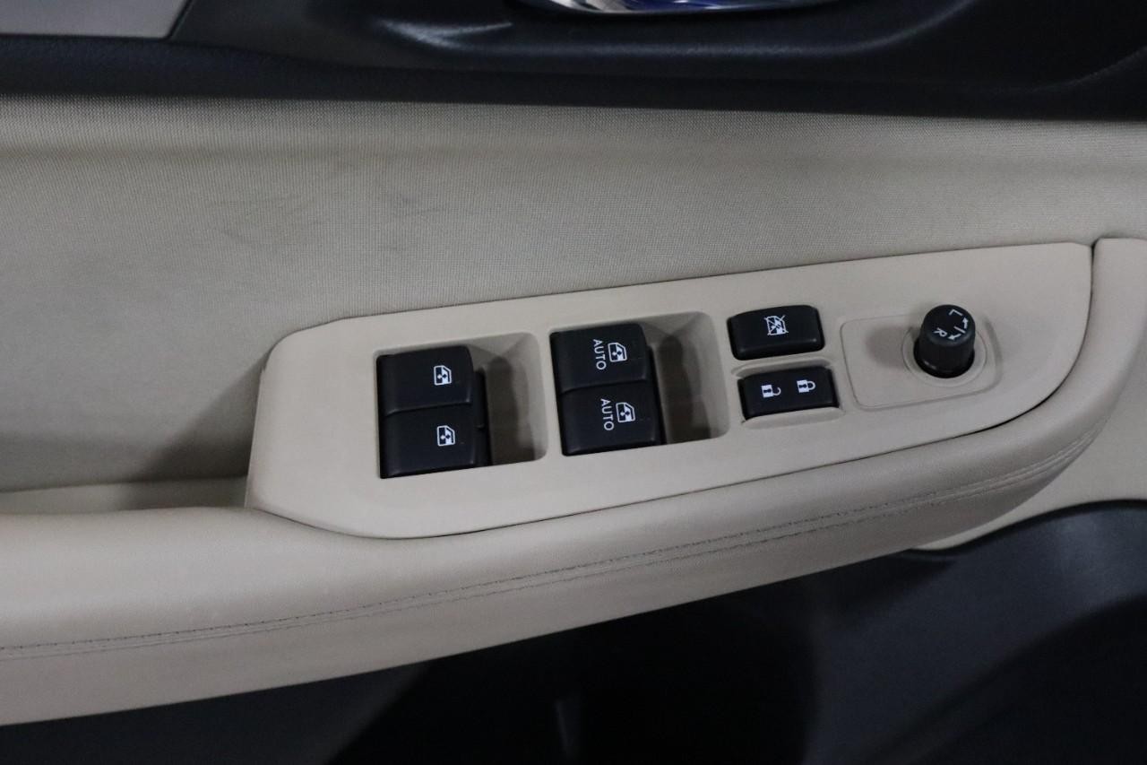 Subaru Legacy Vehicle Full-screen Gallery Image 11