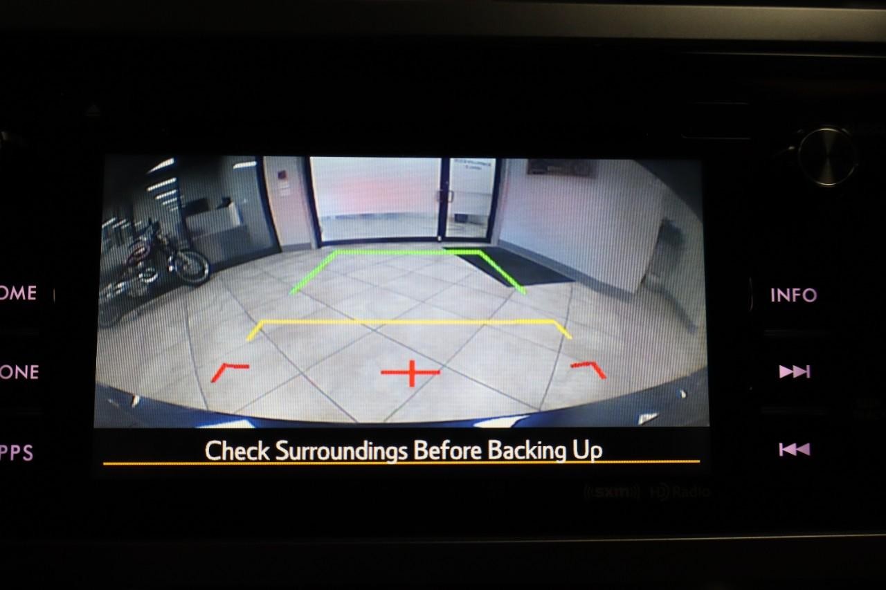 Subaru Legacy Vehicle Full-screen Gallery Image 14