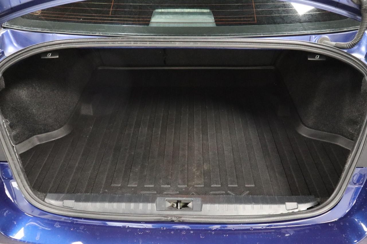 Subaru Legacy Vehicle Full-screen Gallery Image 17