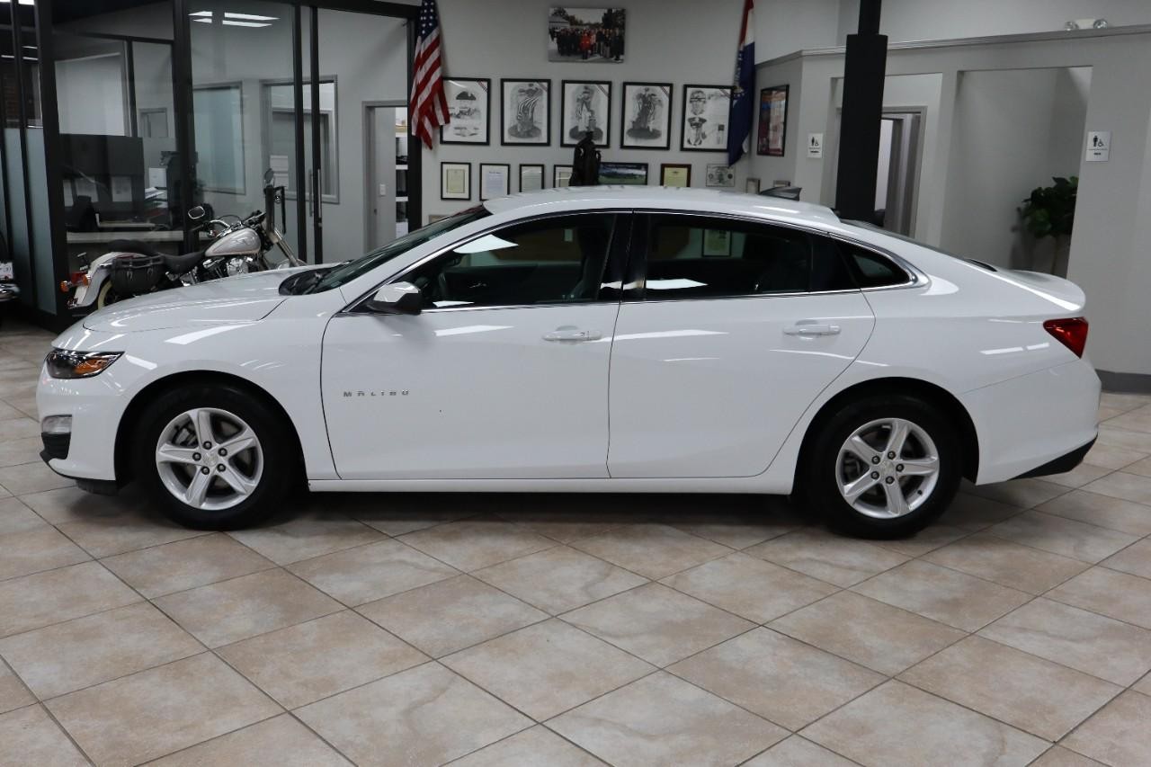 Chevrolet Malibu Vehicle Full-screen Gallery Image 2