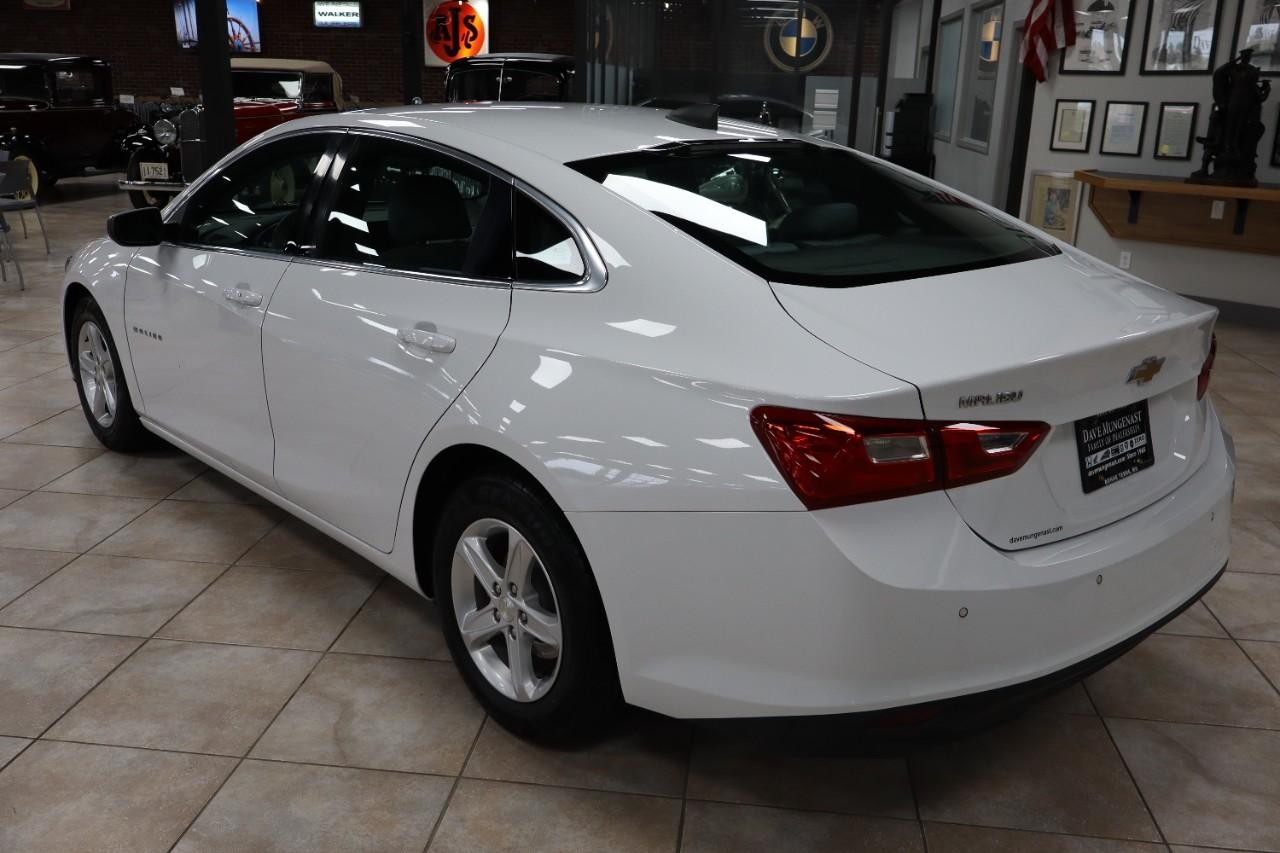 Chevrolet Malibu Vehicle Full-screen Gallery Image 3