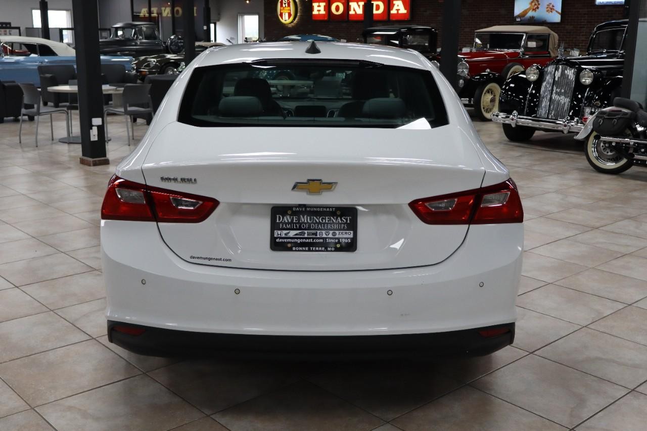 Chevrolet Malibu Vehicle Full-screen Gallery Image 4