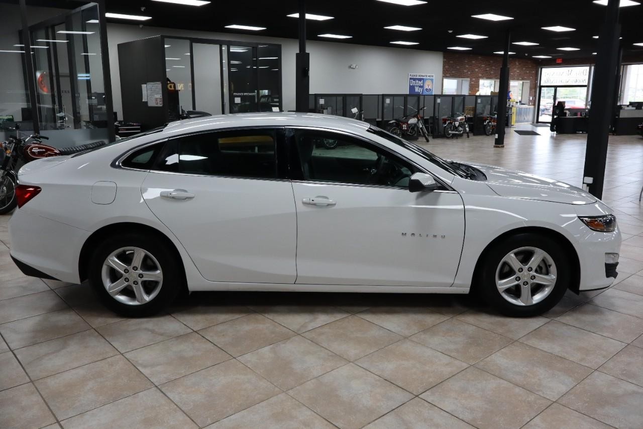 Chevrolet Malibu Vehicle Full-screen Gallery Image 6